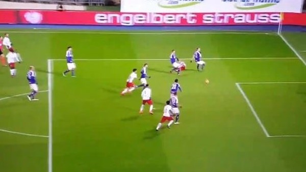 Kendi kalesine öyle bir gol attı ki...