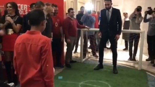 Volkan Babacan kanserli çocuklar için düzenlenen etkinlikte kalece geçti