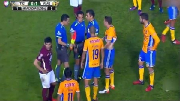 Futbol değil boks maçı! 5 tane kırmızı kart...