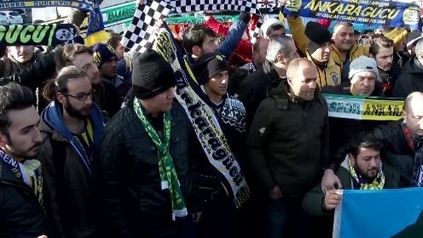 Taraftarlardan çevik kuvvete ziyaret