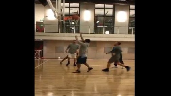 Arda Turan ve Burak Yılmaz'ın basketbol keyfi