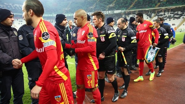 Konyaspor ve Kayserispor'dan polislere karanfil