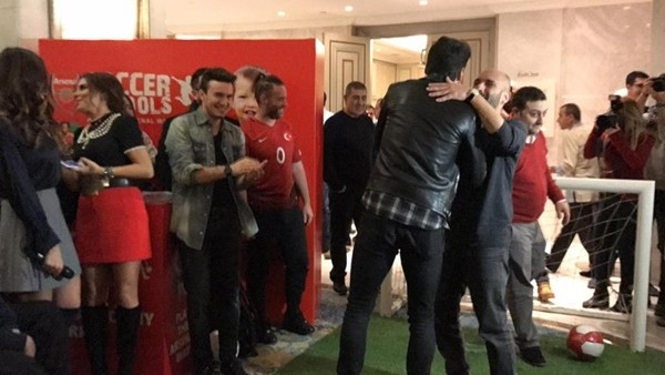 Yıldız isimler kanserli çocuklar için bir arada