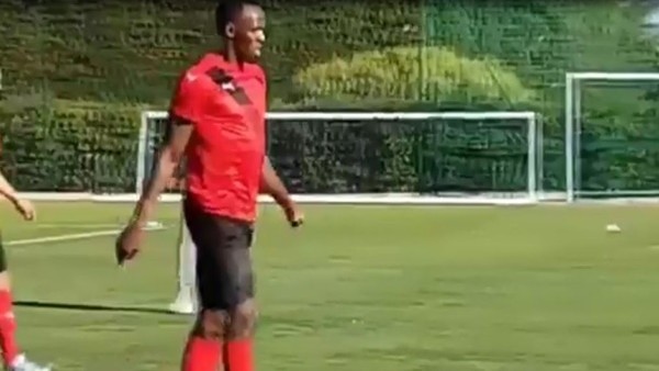 Bolt'un futbol becerisi şok etti!