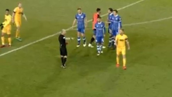 İki takım arkadaşı kavga etti, hakem ikisini de attı!