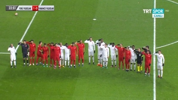 Emre Belözoğlu'nun golü sonrası Cüneyt Çakır ve tüm futbolculardan asker selamı.