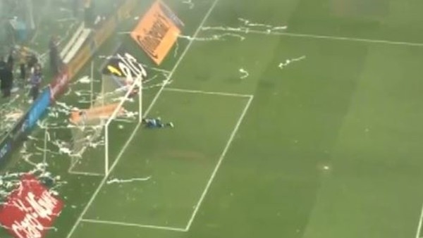 Kaleciyi orta sahadan avladı