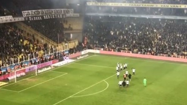 Beşiktaşlı taraftarlar maç sonunda futbolcuları tribüne çağırdı.