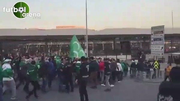Bursaspor taraftarı Vodafone Arena'ya yürüyor.