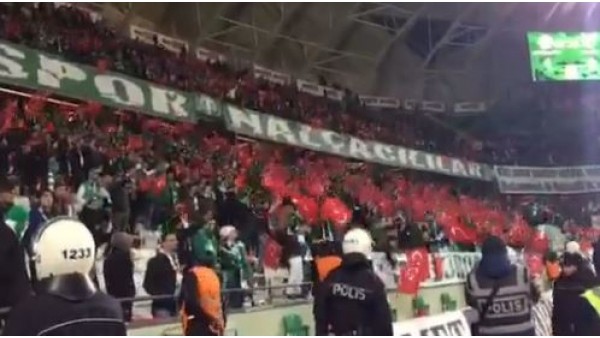 Atiker Konyasporlu taraftarlardan Türk bayraklı destek