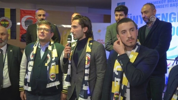 Fenerbahçeli futbolcular, engelli gençlerle buluştu.