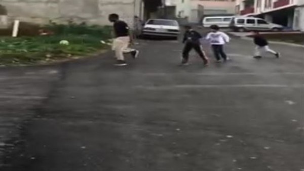 Onazi, Trabzon sokaklarında çocuklarla top oynadı