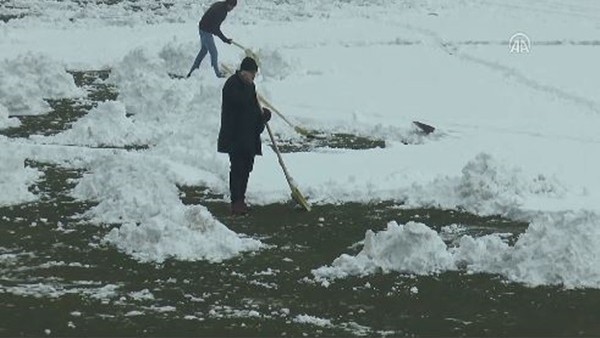 Kızılcabölüksporlu yöneticiler karla kaplı sahayı temizledi