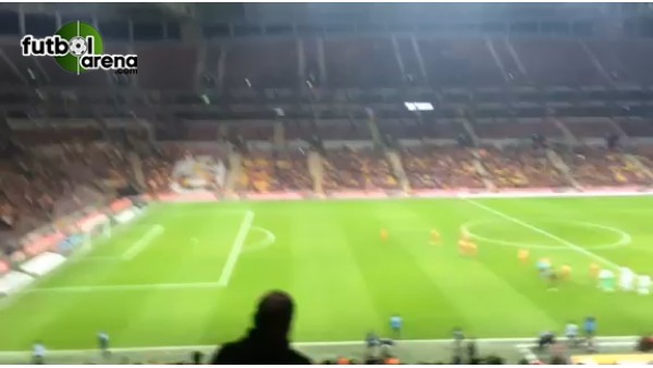 Selçuk İnan ve özel tim elele tribünleri selamladı