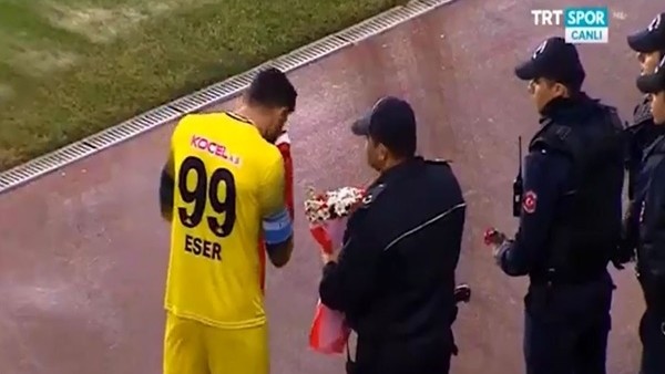 Bayrağı öpüp alnına koyunca gözyaşlarını tutamadı