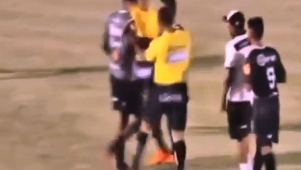 Futbolcudan hakeme uçan tekme