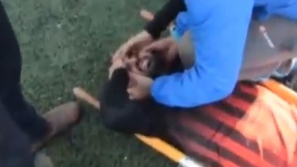 Sakatlanan futbolcu gözyaşlarını tutamadı