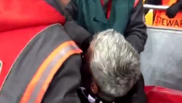 Dinamo Kiev - Beşiktaş maçında tribünden düşen taraftar.