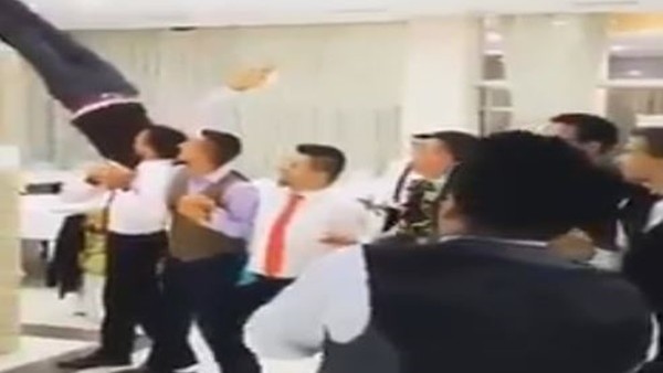 Moussa Sow'un halay çeken versiyonu