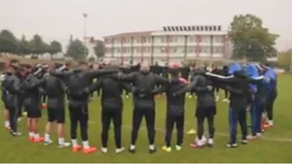 Gaziantepspor takımından, Adana ve Chapecoense için saygı duruşu.