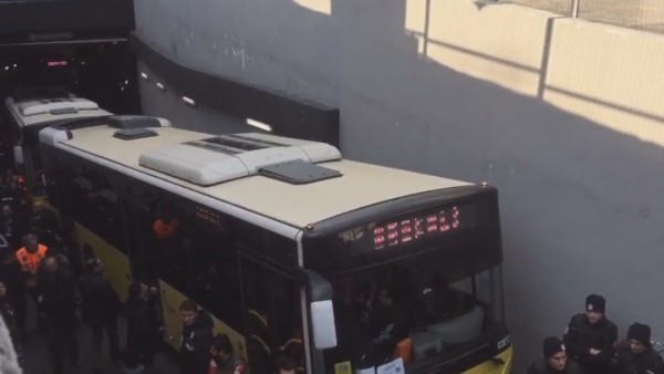 Beşiktaş taraftarı Kadıköy'e doğru yola çıktı.