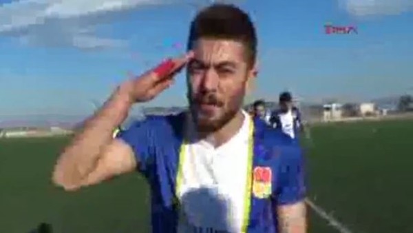 Futbolcu maçta gol atıp polislere sarıldı