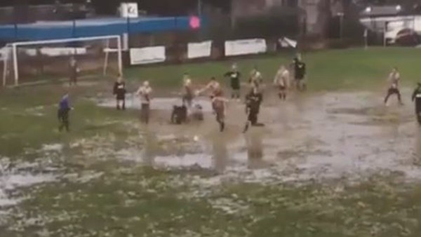 Çamurlu sahada rakibine acımasız faul