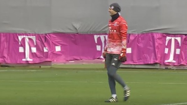 Neuer frikik ustalarına taş çıkarttı