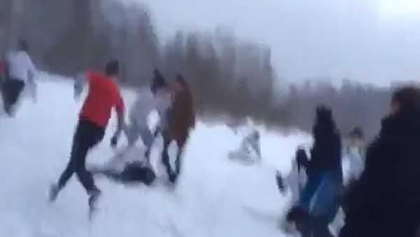 CSKA ve Spartak Moskova taraftarı birbirine girdi