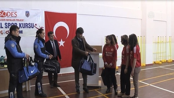 Polisten kız futbol takımına malzeme yardım