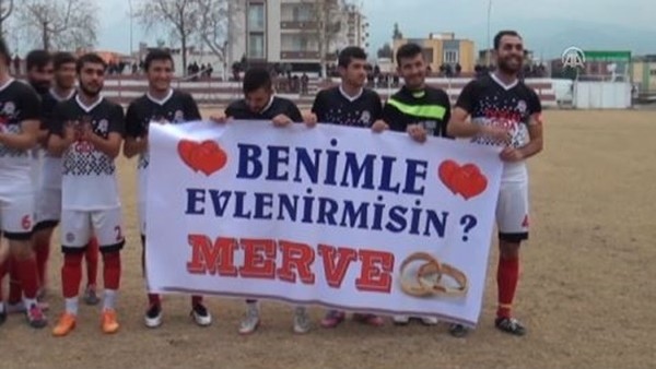 Amatör maçta evlilik teklifi