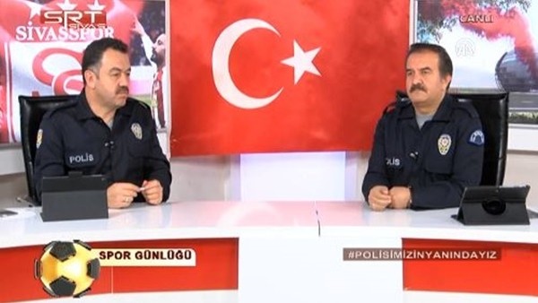 Polis üniformasıyla program sundular