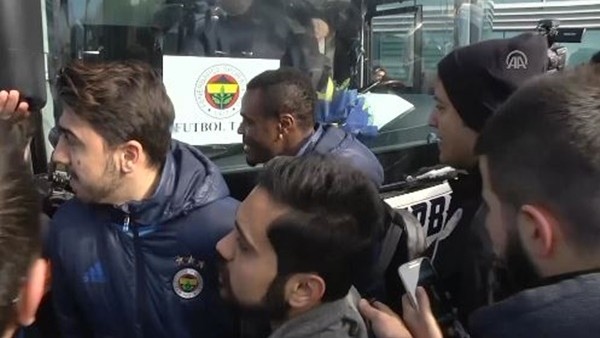 Fenerbahçe kafilesine coşkulu karşılama