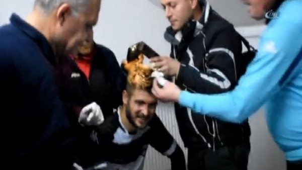 Belediye başkanı dikiş attı