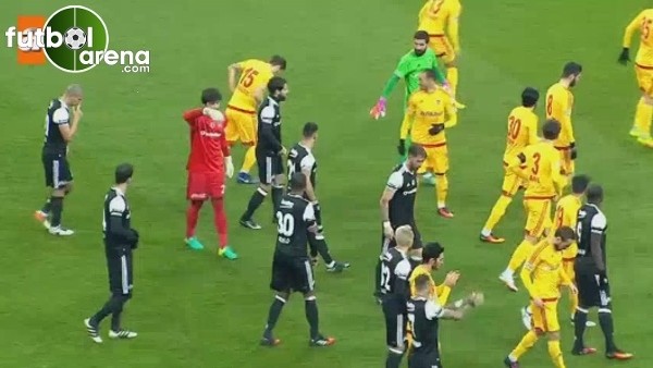 Beşiktaş ve Kayserispor oyuncuları maç öncesi tribünleri kol kola selamladı.