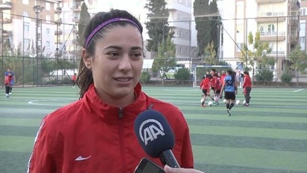 Sakatlanan rakibini sırtında taşıdı