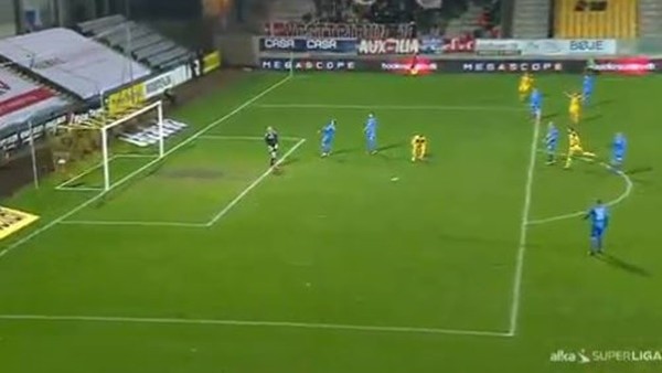 Ceza sahasında düşerken müthiş aşırtma