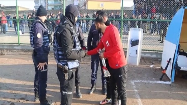 Silopili futbolculardan polislere karanfil