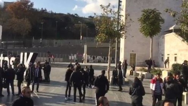 Beşiktaşlı taraftarlar toplanmaya başladı