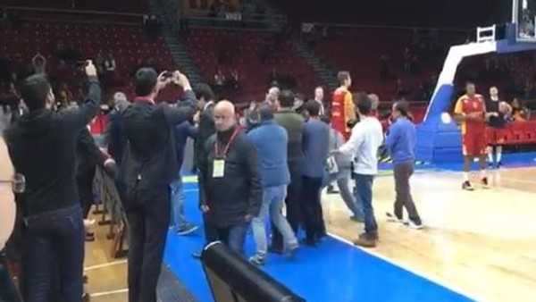 Galatasaray taraftarından polisimize çiçekli destek