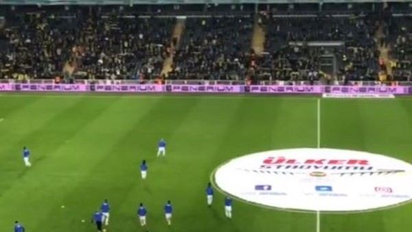 Fenerbahçeli oyuncular ısınmak için sahaya çıktı.
