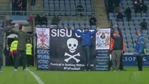 Bilet fiyatlarını protesto için sahaya daldılar