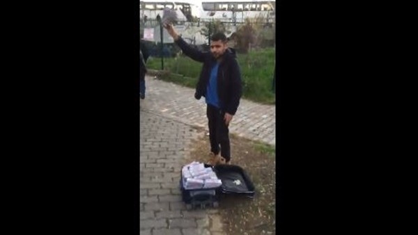 Gökhan Gönül doları satan işportacı