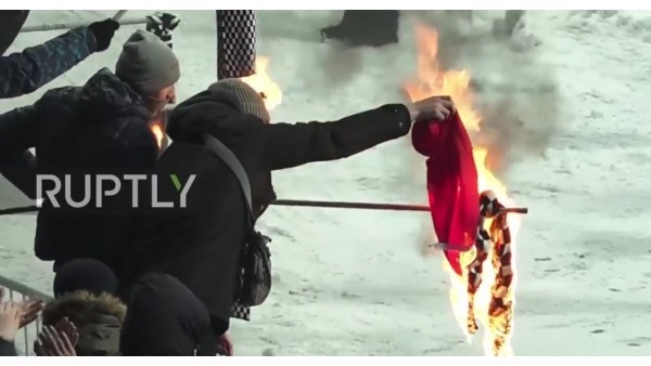Dinamo Kievli taraftarlar Beşiktaş bayrağı yaktı