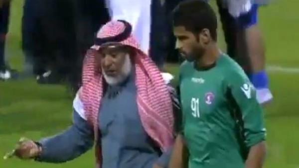 Sinirli kaleciyi babası sakinleştirdi