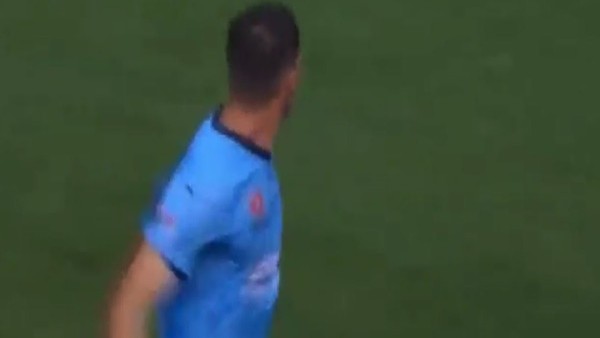 Holosko Avustralya'yı sallamaya devam ediyor