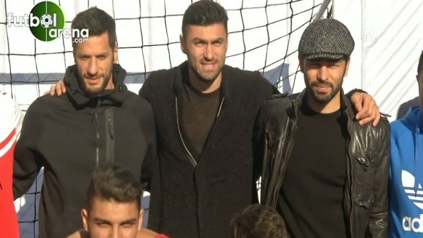 Ünlü futbolcular, çocuklar için bir araya geldi.