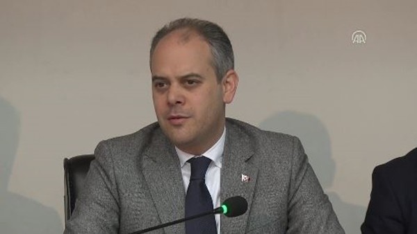 Gençlik ve Spor Bakanı Kılıç, Akyazı Stadı'nda incelemelerde bulundu