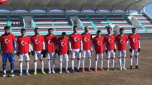 Maça ay-yıldızlı tişörtle çıktılar