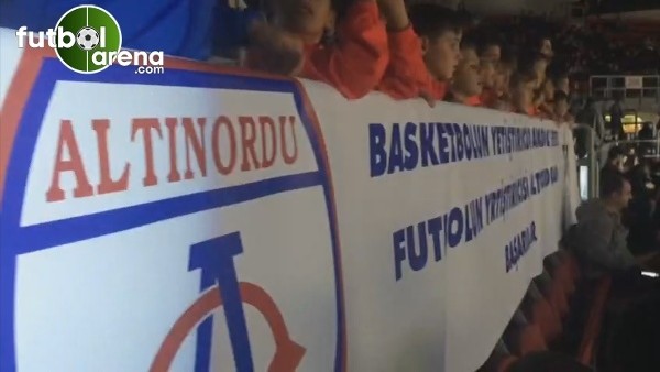 Altınordu U11 takımı Efes maçını izliyor.